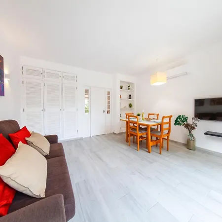 Charming 1-bed W A C, Wifi Apartment Quarteira